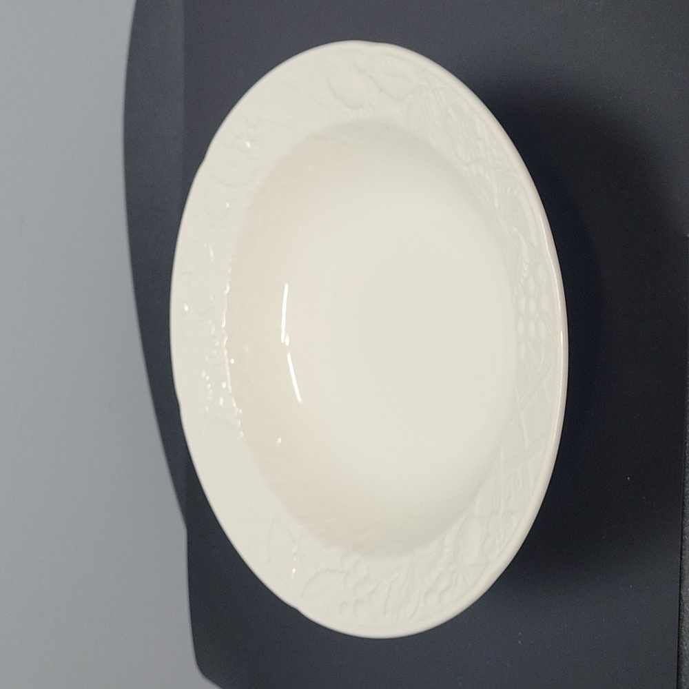 MIKASA English Countryside White 10" Round Vegetable Bowl - Picture 3 of 9